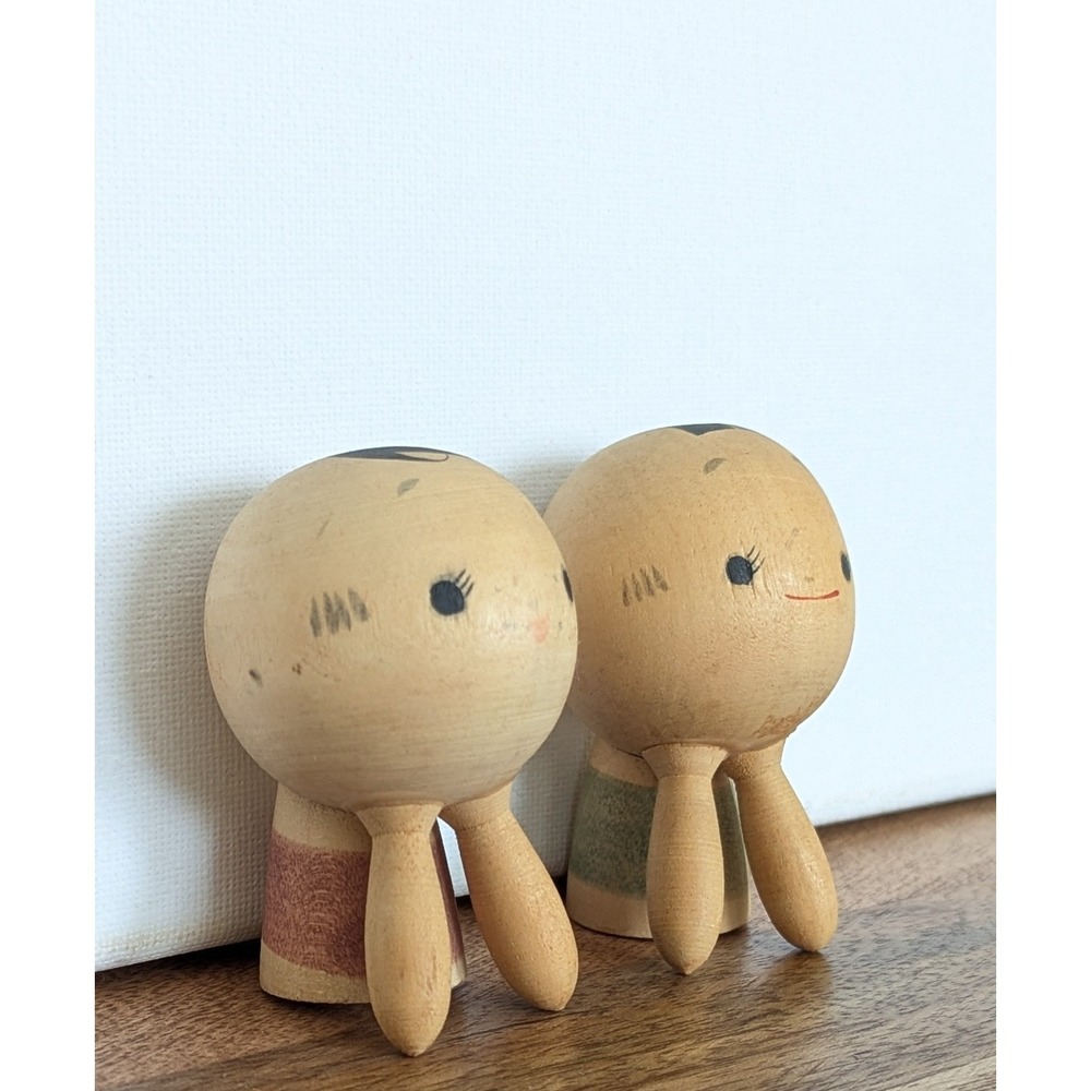 Pair Vintage Japanese Kokeshi Dolls Signed Hand Painted Wood Cute 2.5"Boy Girl - Picture 11 of 13